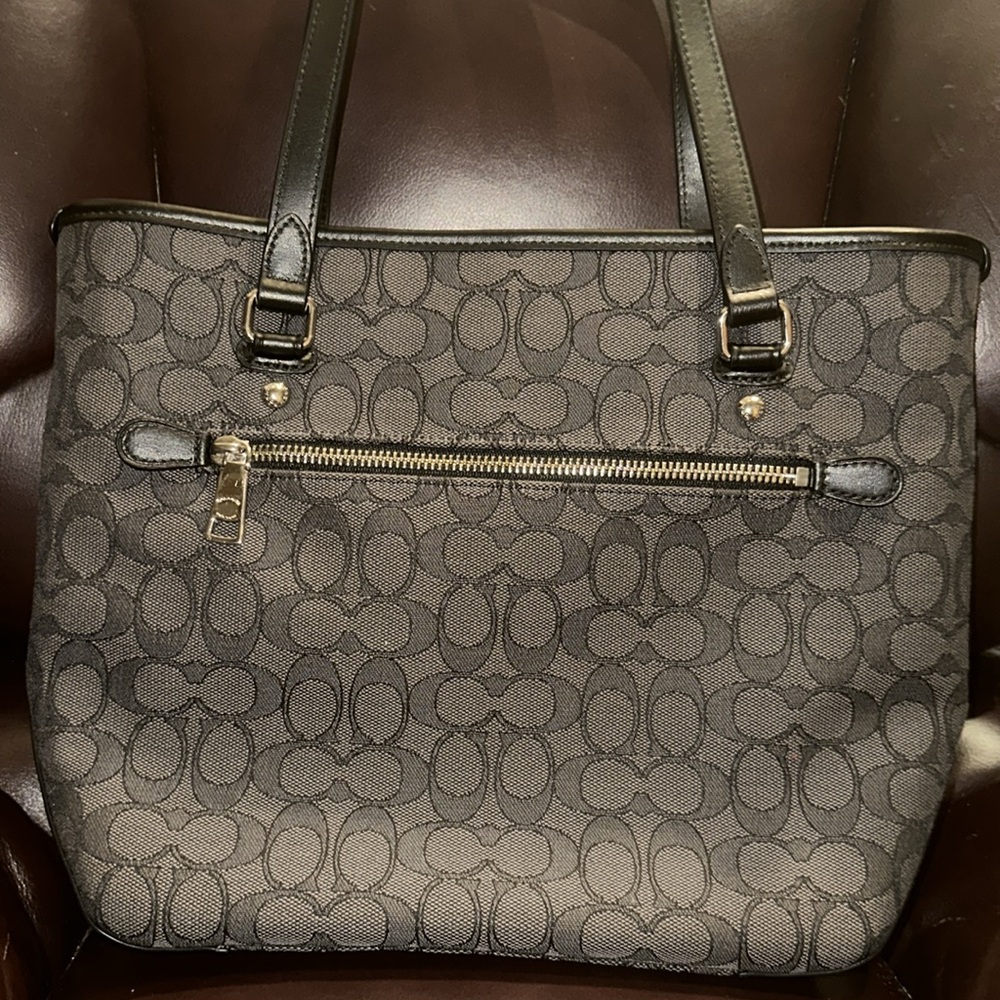 ***SOLD** NWOT Coach Canvas & Leather Signature Gallery Tote - Picture 4 of 15